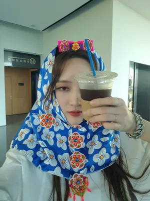 孟佳花头巾自拍照图片_3