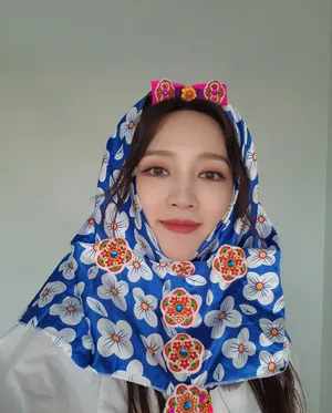 孟佳花头巾自拍照图片_4