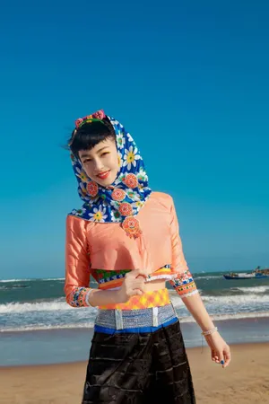 张雨绮碎花头巾造型海边图片