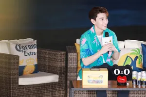 邓伦印花衬衫帅气有型写真图片