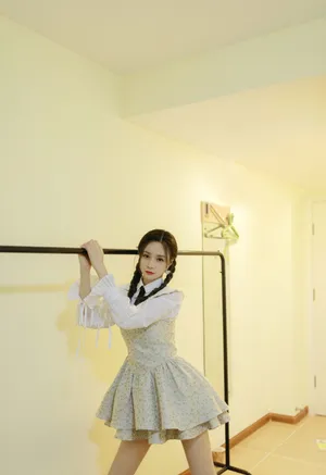 沈梦辰麻花辫甜美元气写真图片_3