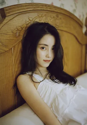 章乐韵吊带白裙性感文艺写真图片_2