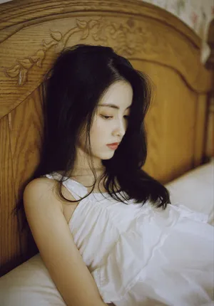 章乐韵吊带白裙性感文艺写真图片_3