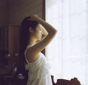 章乐韵吊带白裙性感文艺写真图片_4