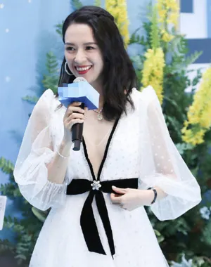 章子怡白色V领纱裙优雅写真图片_1