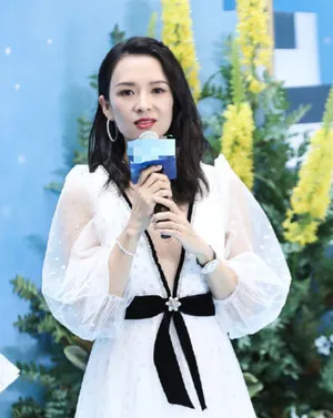 章子怡白色V领纱裙优雅写真图片