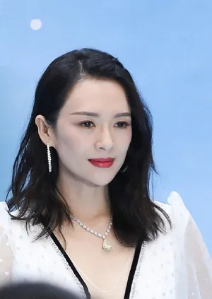 章子怡白色V领纱裙优雅写真图片_3