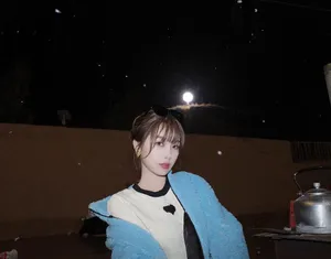 虞书欣蓝色绒毛外套私服照图片_3