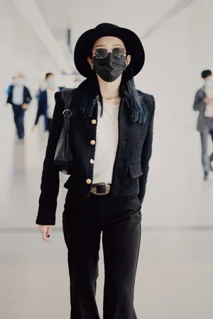 孟美岐黑色装扮酷飒机场照图片_2