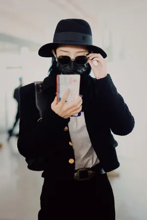 孟美岐黑色装扮酷飒机场照图片_7