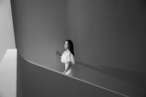 娄艺潇芬芳白裙黑白写真图片