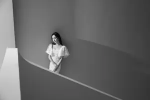 娄艺潇芬芳白裙黑白写真图片_2