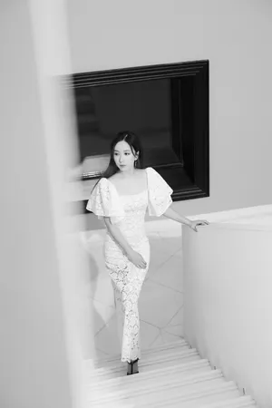 娄艺潇芬芳白裙黑白写真图片_3