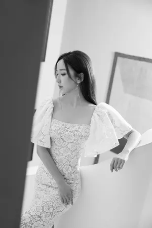 娄艺潇芬芳白裙黑白写真图片_4
