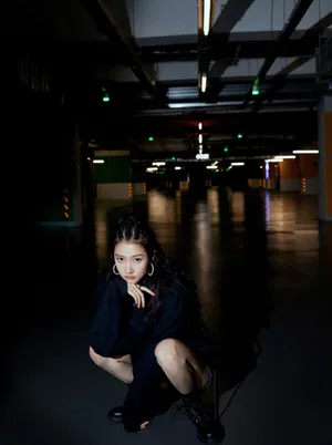 关晓彤卫衣俏皮写真图片