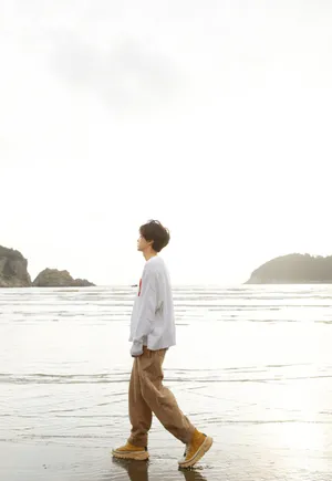 陈哲远白色毛衣帅气写真图片_7