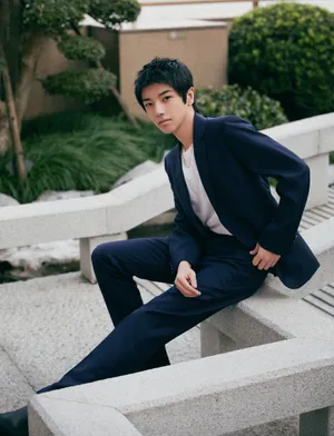华晨宇黑色西服帅气户外写真图片_4