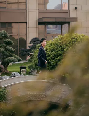 华晨宇黑色西服帅气户外写真图片_5