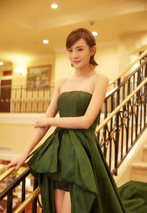 牟星绿色裹胸礼服性感活动照图片_2