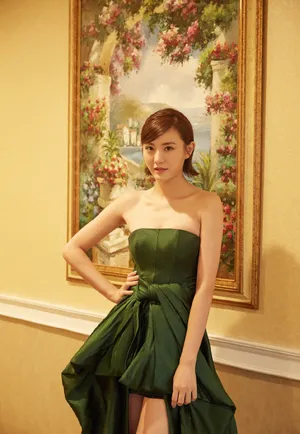 牟星绿色裹胸礼服性感活动照图片_3
