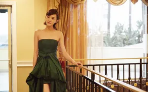 牟星绿色裹胸礼服性感活动照图片_4