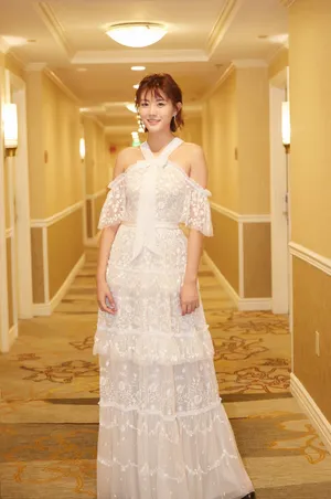 牟星蕾丝白裙优雅性感写真图片_5