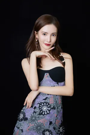 金晨印花吊带裙性感写真图片_3