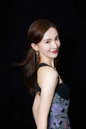 金晨印花吊带裙性感写真图片_4