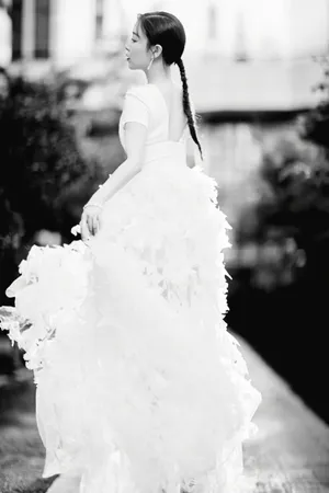 阚清子深V白裙性感写真图片_2