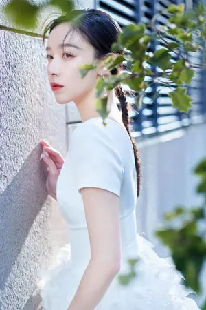 阚清子深V白裙性感写真图片_5