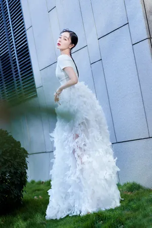 阚清子深V白裙性感写真图片_7