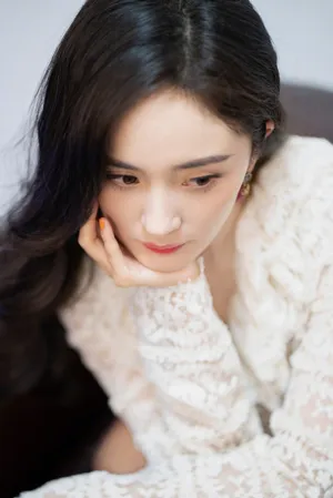 杨幂白色蕾丝衬衣优雅写真图片