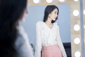 杨幂白色蕾丝衬衣优雅写真图片_4