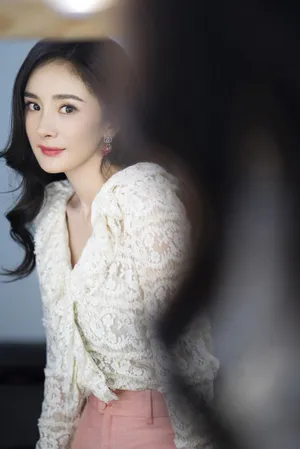 杨幂白色蕾丝衬衣优雅写真图片_5