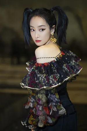 宋茜碎花装热裤复古性感写真图片