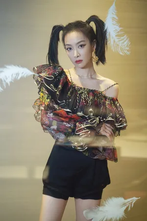 宋茜碎花装热裤复古性感写真图片_2