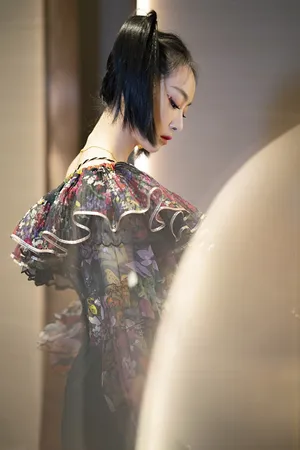 宋茜碎花装热裤复古性感写真图片_3