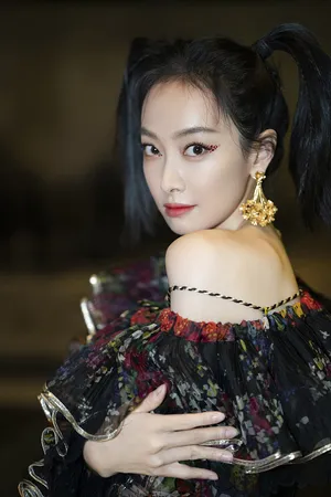 宋茜碎花装热裤复古性感写真图片_4