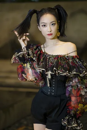 宋茜碎花装热裤复古性感写真图片_7