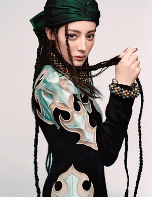 迪丽热巴芭莎花朵大片写真图片_1