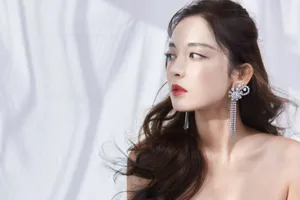 古力娜扎薄纱刺绣礼裙浪漫写真图片
