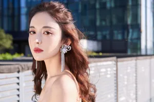 古力娜扎薄纱刺绣礼裙浪漫写真图片_2