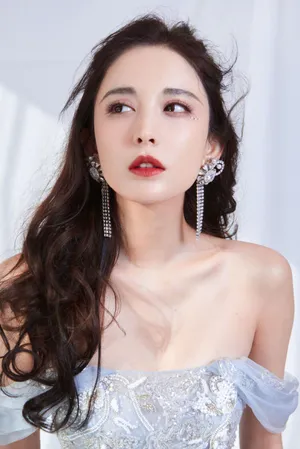 古力娜扎薄纱刺绣礼裙浪漫写真图片_4