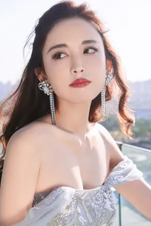 古力娜扎薄纱刺绣礼裙浪漫写真图片_5
