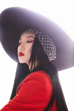 孟美岐红唇红眼妆酷美写真图片_2