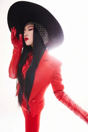 孟美岐红唇红眼妆酷美写真图片_4