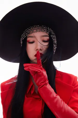 孟美岐红唇红眼妆酷美写真图片_7