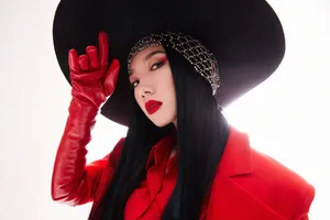 孟美岐红唇红眼妆酷美写真图片_8