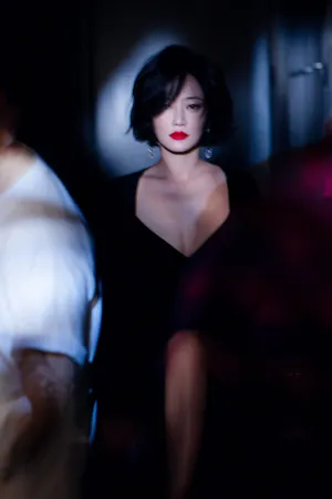 谭卓短发红唇冷艳写真图片_2