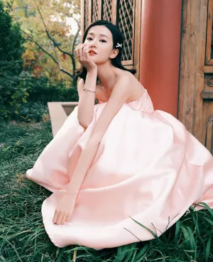 乔欣粉色抹胸长裙温婉写真图片_2